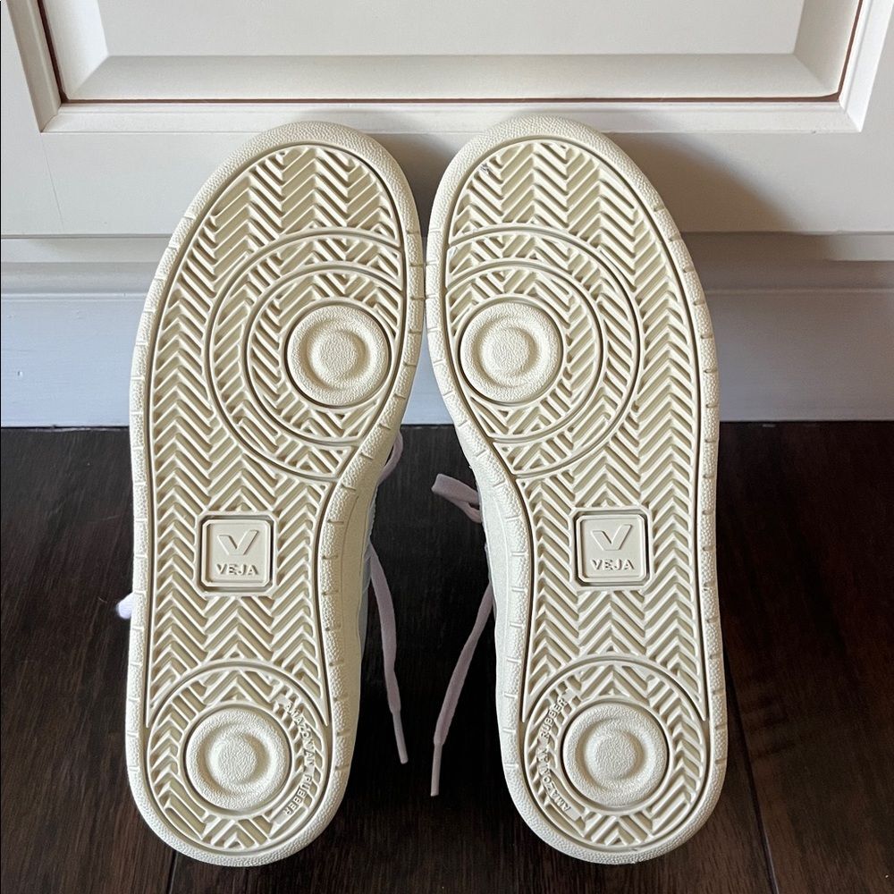 NWT VEJA V-10 Leather Sneaker - Picture 8 of 9